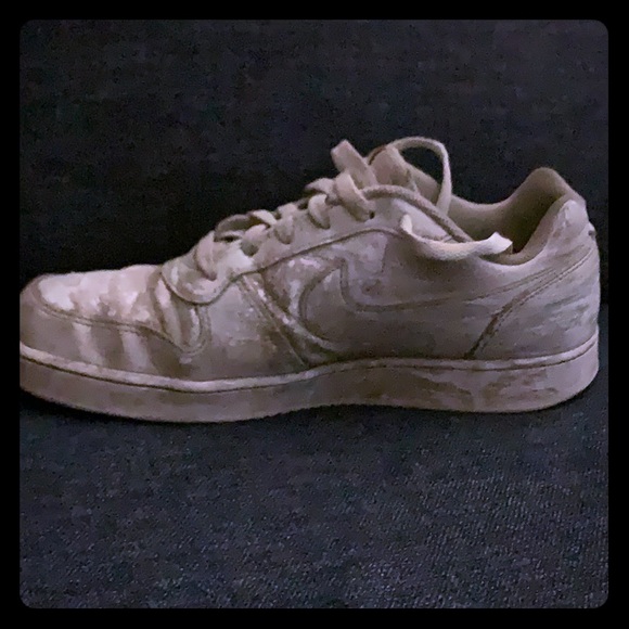 plain white nike shoes